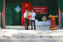 Đc Nguyễn Thế Biên- Bí thư đảng ủy xã Yên Đức tặng hoa chúc mừng.JPG - 